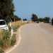 Continuando a camminare ci ritroviamo poi di fronte a un altro tipico panorama che caratterizza questa zona: colonne di auto abbandonate sul ciglio della strada...